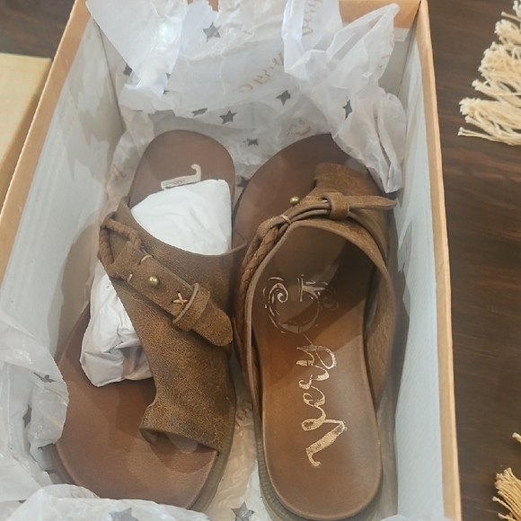 Brown Casual Slip-On Sandals with Toe Loop - Picture 4 of 4